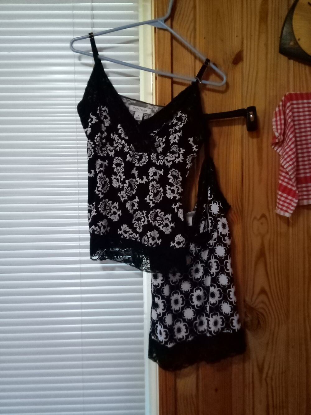 2 White House Black Market Womens Black White Lace Vneck Floral M Tank Tops